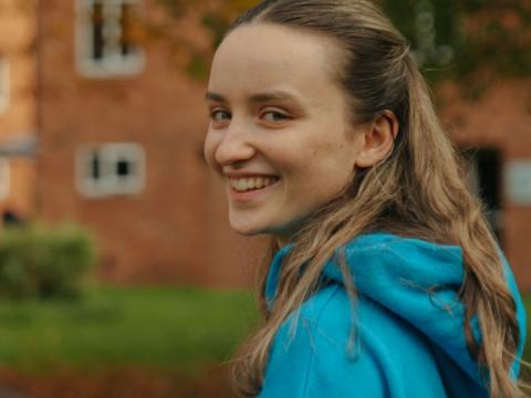 amelia wearing her together type 1 jumper